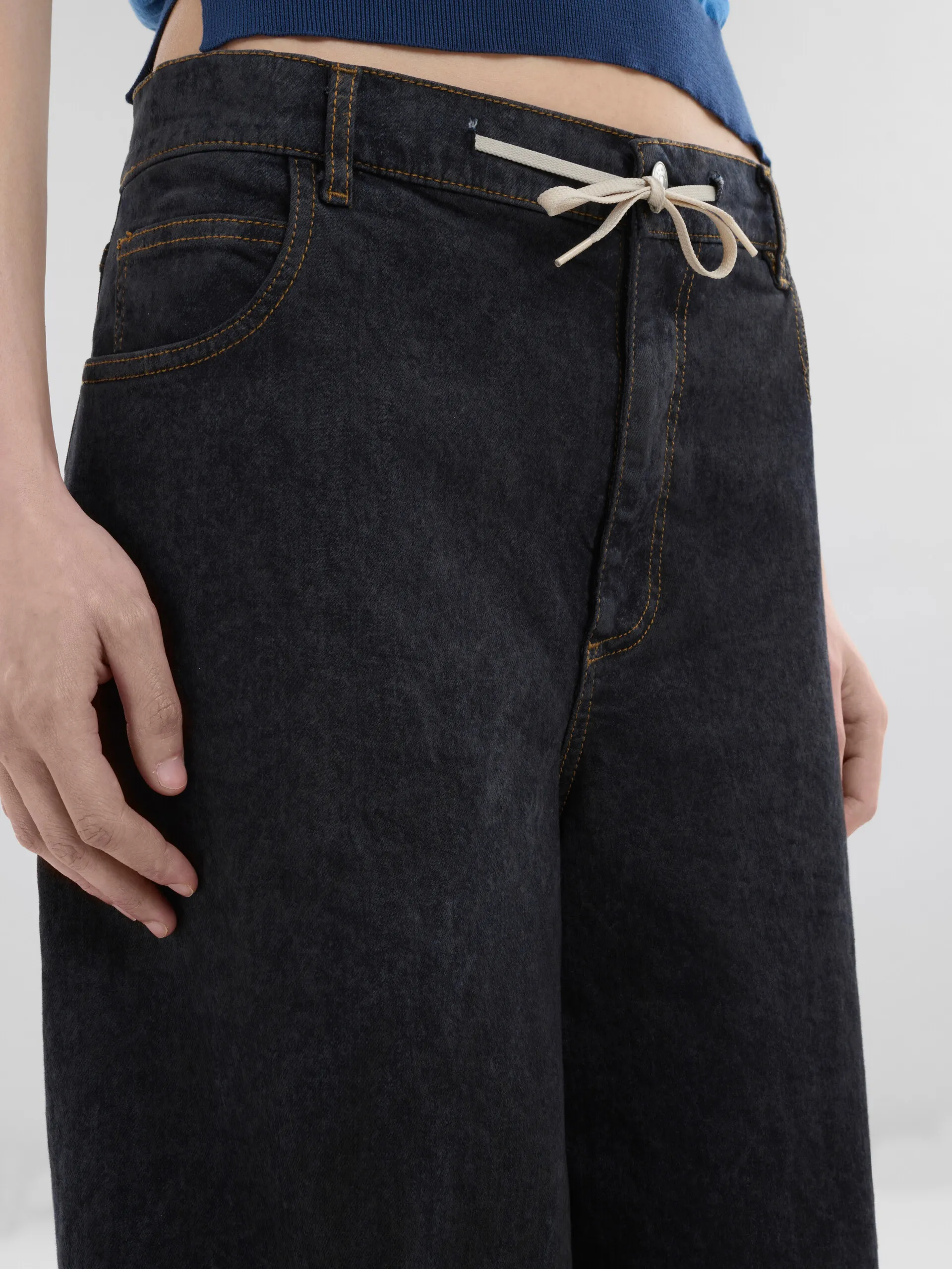 Jeans a gamba larga in denim effetto marmorizzato nero