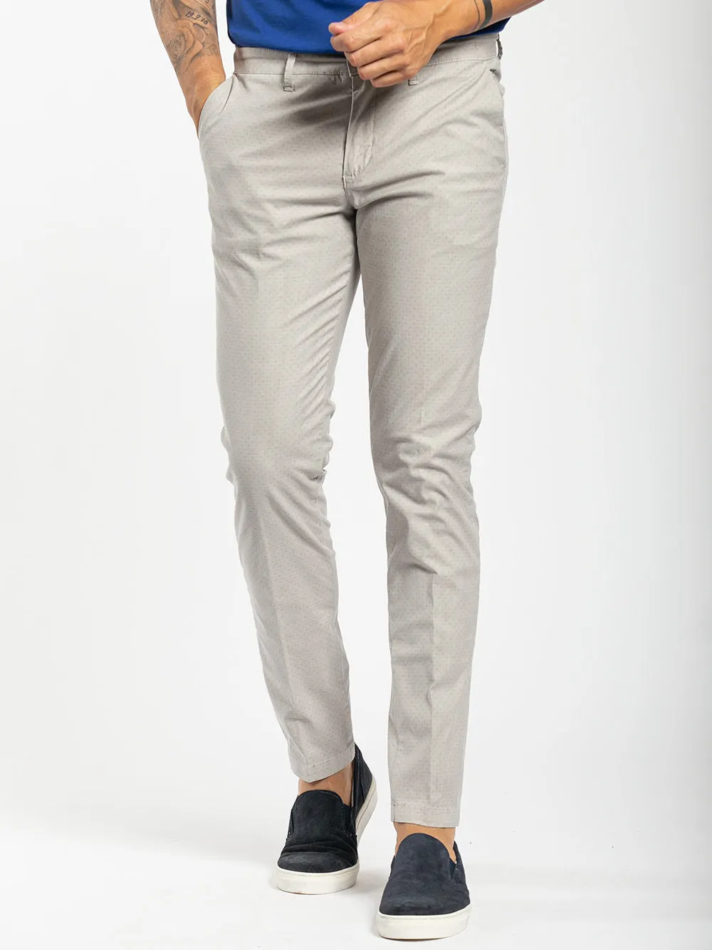 Pantalone slim fit con microstampa