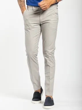 Pantalone slim fit con microstampa