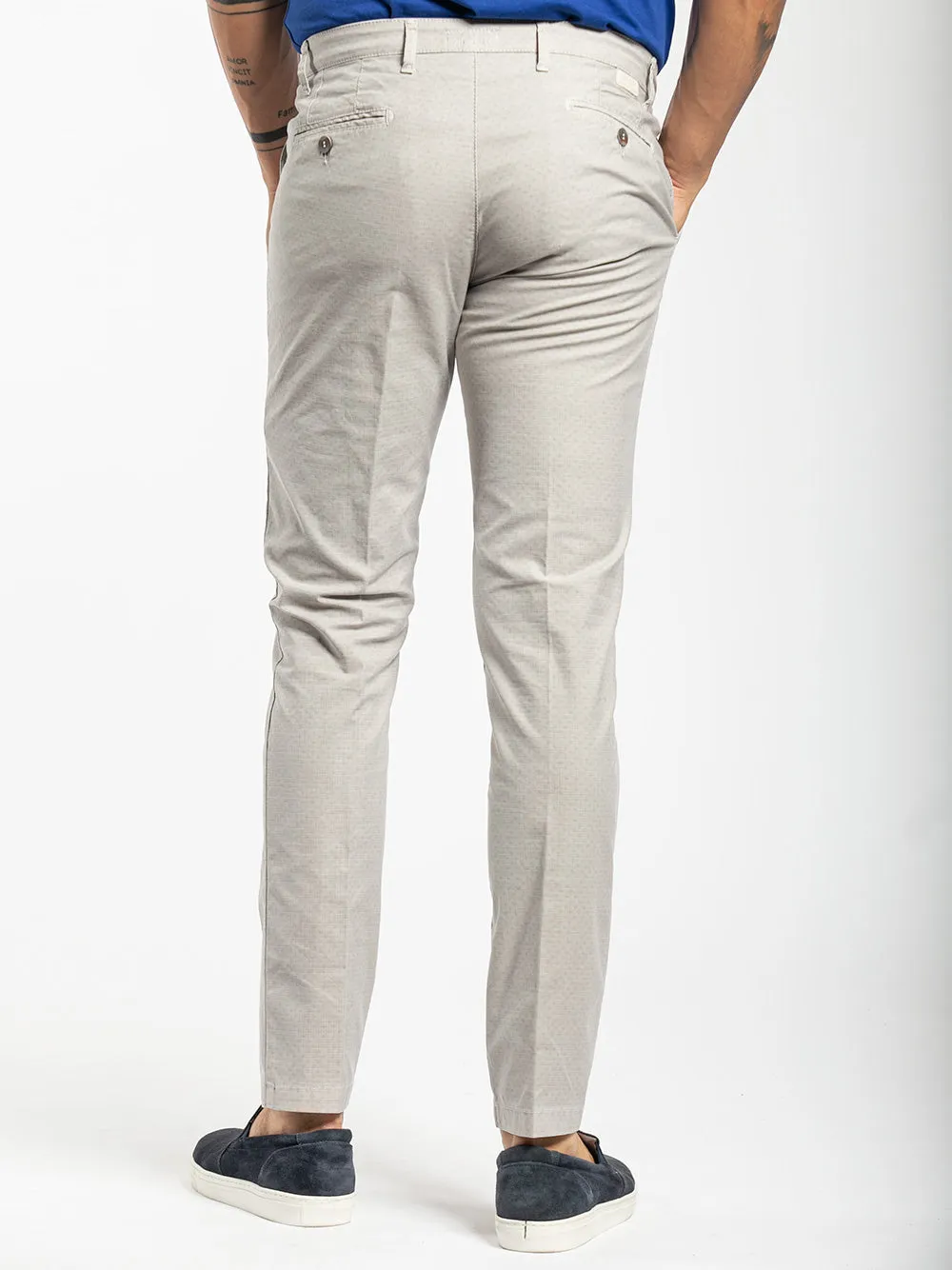 Pantalone slim fit con microstampa